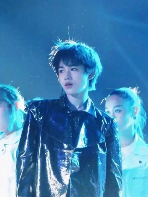 蓝色系被光偏爱的宋亚轩