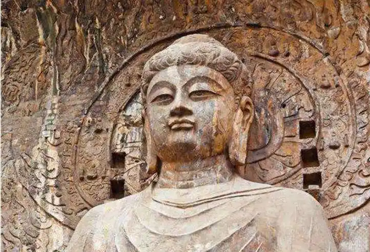 龙门石窟中最大的佛像据说是按照武则天的脸雕刻的,但看耳朵就知道有