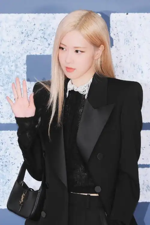 朴彩英盛夏清风#95#沙仑玫瑰朴彩英#【高清】221020ros07超话