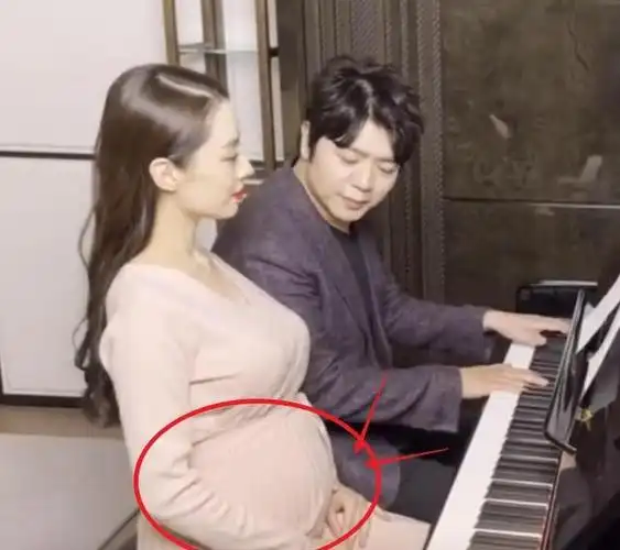 吉娜挺6个月孕肚现身生图如仙女郎朗炫耀娇妻腰围无变化