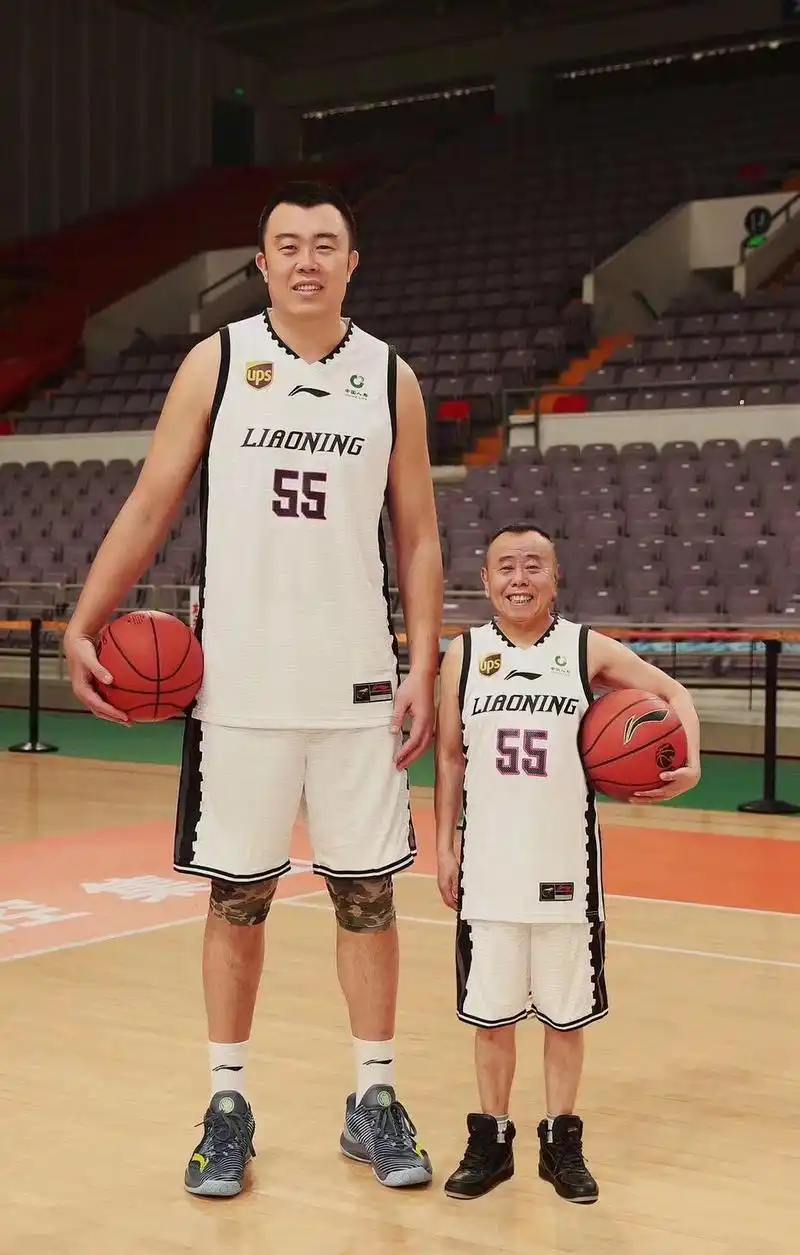 最萌身高差无误!潘长江与篮球运动员合影惨变"人形手办"