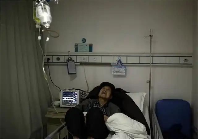 84岁肺癌晚期老人一生积蓄不留亲人决定全部送给主治女医生