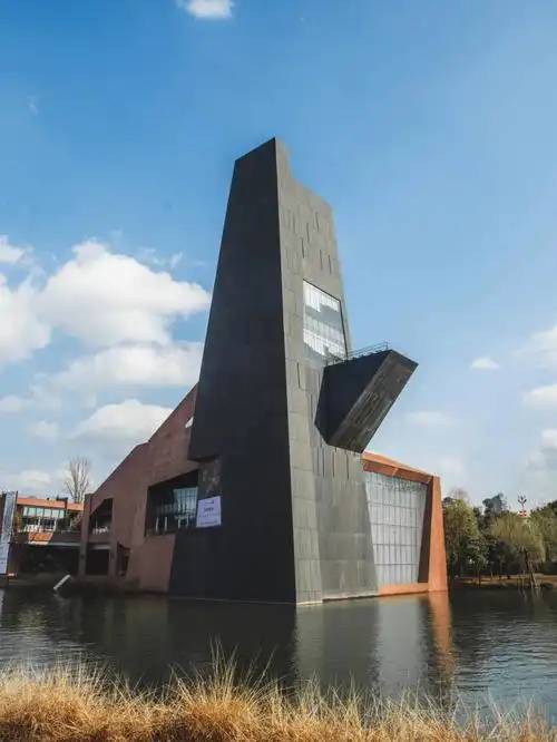 矗立在麓湖的巨大方碑09成都a4美术馆