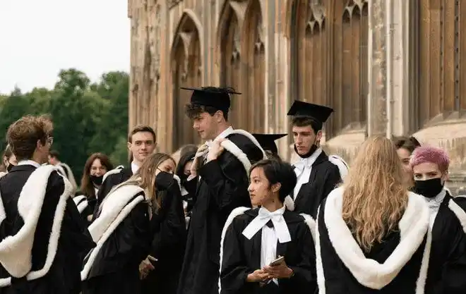 单日确诊再创新高,剑桥举行线下毕业典礼|剑桥大学|英国|美国|苏格兰