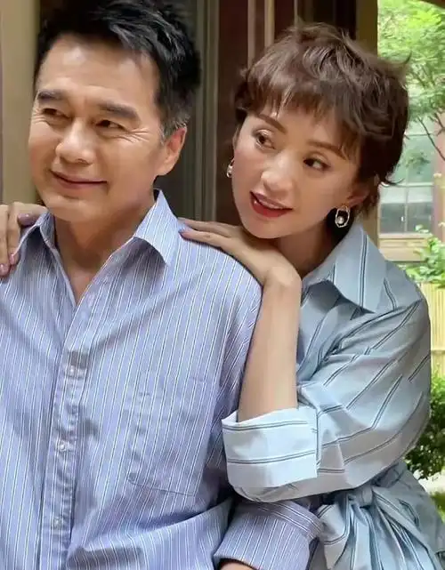 许亚军与4婚妻子秀恩爱,却被指像父女?