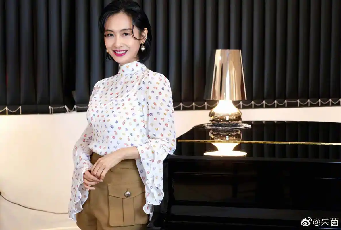 原创50岁朱茵接女儿放学,眉眼间难掩疲倦,网友慨叹:女神老了