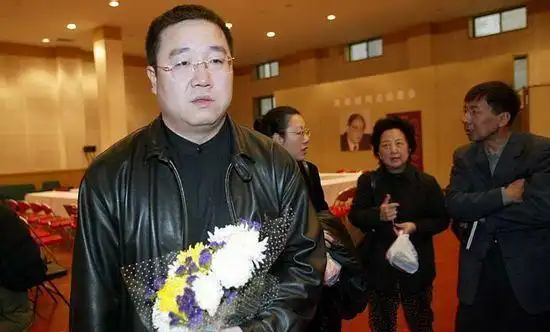 老艺术家英若诚葬礼现场一片笑声儿子英达痛哭