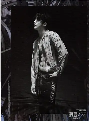 从单纯的瘦练成了精瘦,八块腹肌证明着南柱赫已经完成了从小小少年向