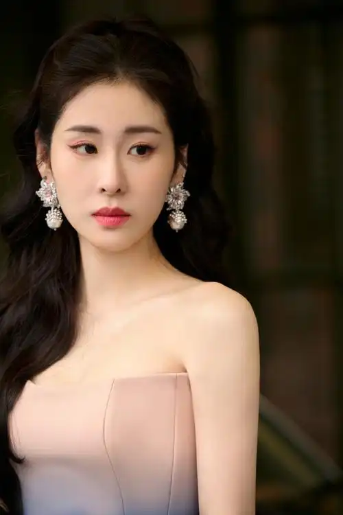 张碧晨超话浅黛微妆,明媚与温柔交融91 boss@张碧晨身着蓝粉色渐变