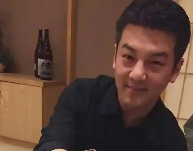 贾静雯47岁前夫孙志浩罕见露面,满头白发和女儿梧桐妹送祝福_家庭