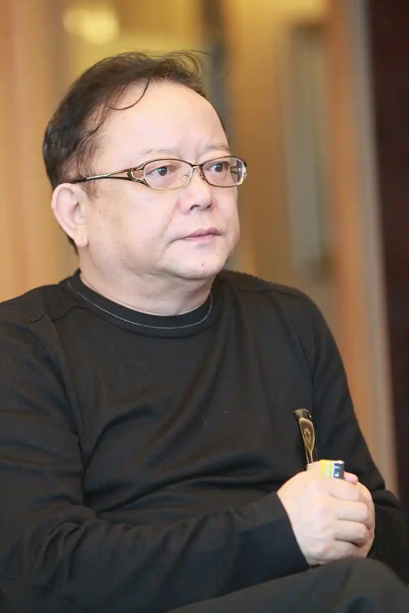 王刚,饰演和珅的演员,决定在80岁高龄时移民到美国旧金山.