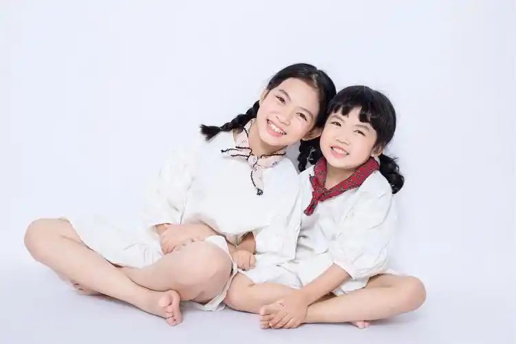 莉莉的儿童摄影作品《姐妹》