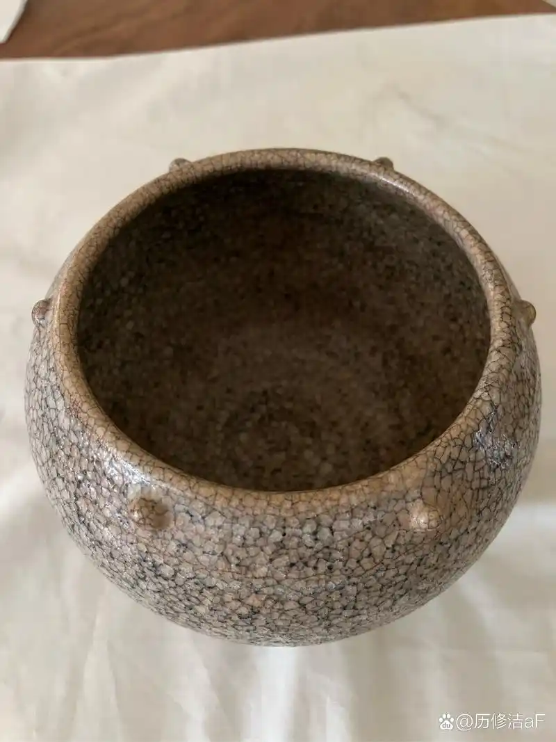 假哥窑?圆鼓钉笔洗特征:没有紫口铁足,也没有金丝铁线.