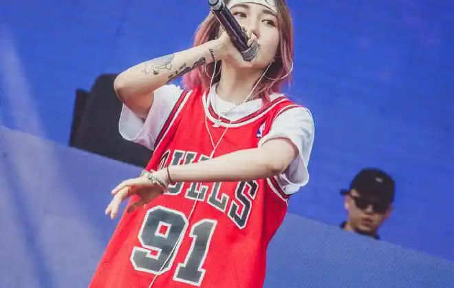 不过参加《中国新说唱》的女rapper都有一个弊端,freestyle的能力相对