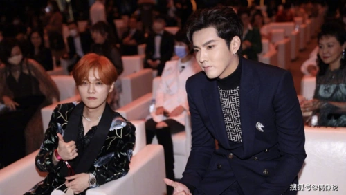 微博之夜吴亦凡和鹿晗聊不停,倪妮和杨颖叙旧,一旁赵丽颖好孤单_手机