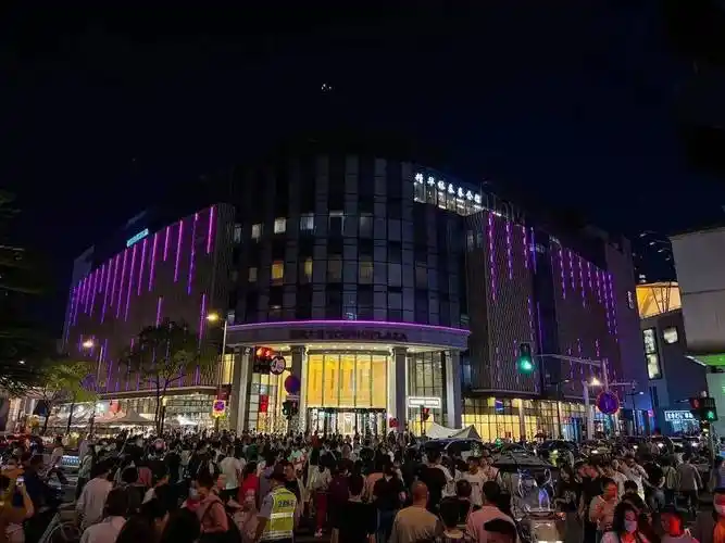 70余个摊位亮相南大街夜市,常州特产小麻糕,虾饼,炸平菇,烤榴莲,龙虾