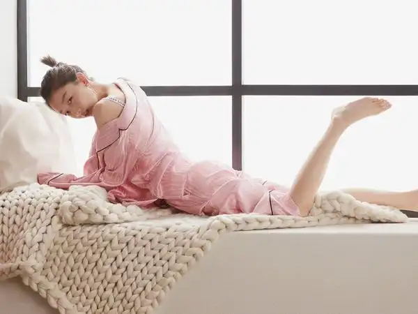 杨幂身材太有料蕾丝吊带搭睡衣秀熟女身段性感程度力压周冬雨