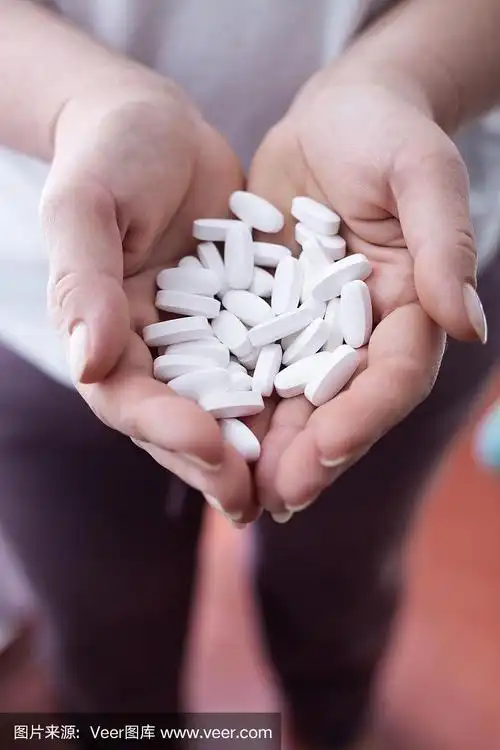 手里拿着药的女人