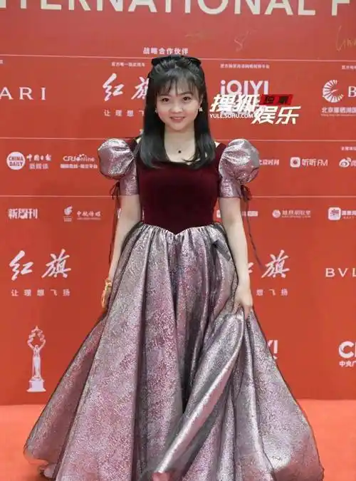 林妙可真是没长大,罕见走红毯还穿公主裙,歪头卖萌不像个成年人_女性