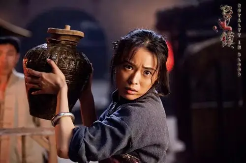 领衔暑期档 蒙亭宜烧脑特工剧《异镇》热播