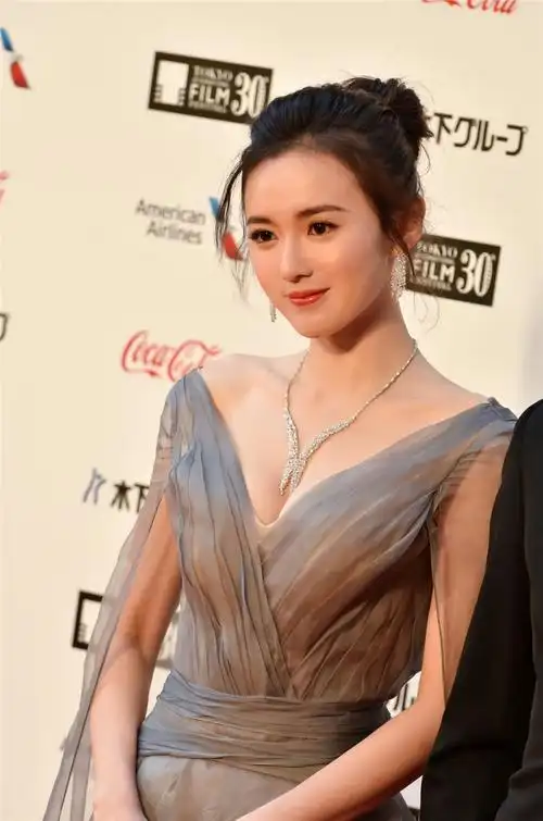 江铠同亮相东京电影节红毯 仙气优雅展现"中国美"