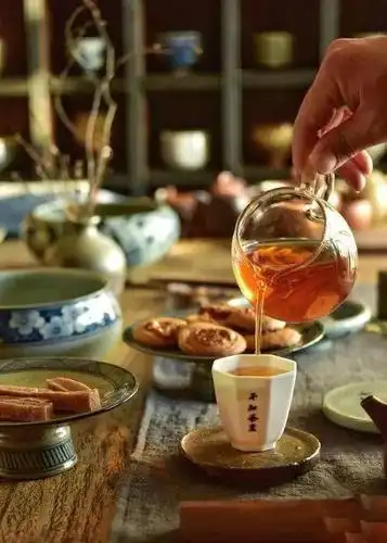 禅意深深,在客人的强烈要求下,店主也随之装上音响,为喝茶的人提供最