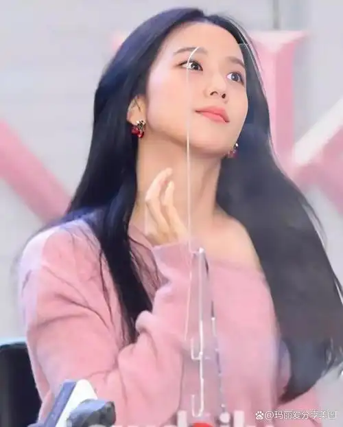 blackpink成员jisoo粉色露肩上衣,气质绝佳