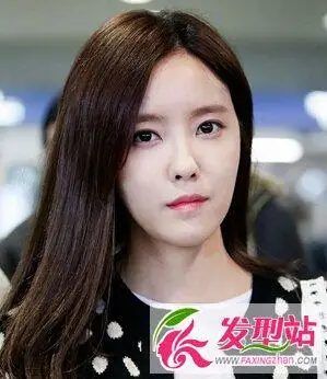 气质偏分发型秀 清纯妩媚倍迷人