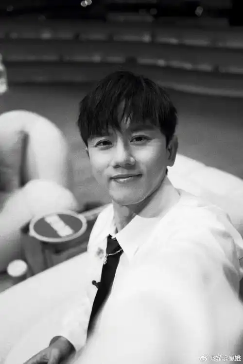 张杰拍的于文文戴佩妮黄龄邓紫棋