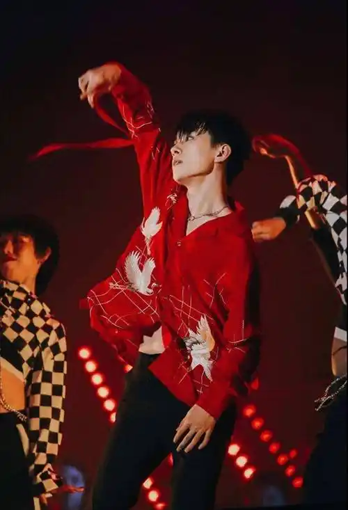 易烊千玺,王俊凯,王源三小只的组合一经亮相,便借着新生偶像力量