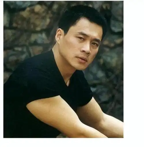 丁海峰:娶大2岁初恋,带患癌妻子赴美奢华生活,现在成人生赢家