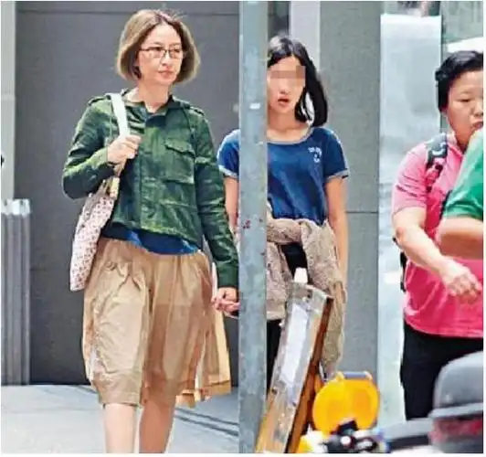 54岁关咏荷近照素颜憔悴显老态曾两度流产今女儿颜值逆天