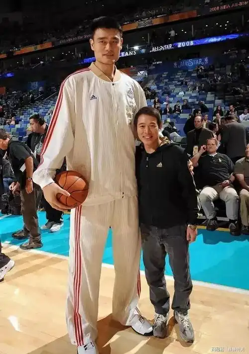 身高1米70的李连杰和身高2米26的姚明竟然合照了反差太大了