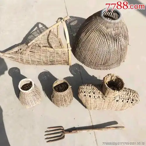 农村民俗老物件一套捕鱼用的器具鱼篓子鱼叉