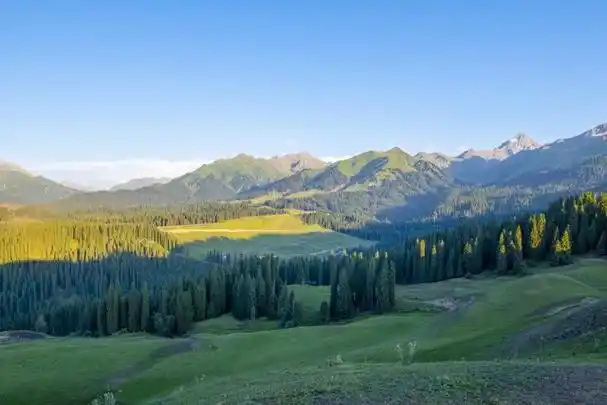 是一个独特而多元的旅游目的地,拥有丰富的历史,壮丽的自然景观和独特