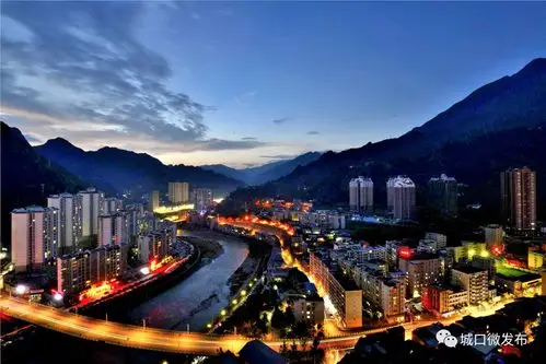 陪我到城口的街头走一走直到所有的灯都熄灭了也不回头