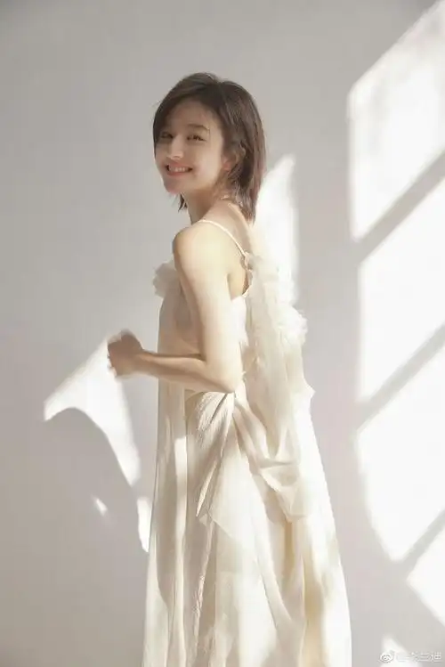 李兰迪穿吊带白裙青春活力 回眸灿笑太治愈|女性身材_网易订阅