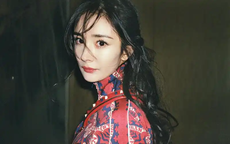 杨幂性感胶片风高清桌面壁纸-大陆明星-手机壁纸下载-美桌网