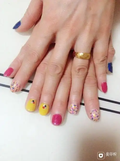 圆形简约手绘粉蓝裸美甲图片