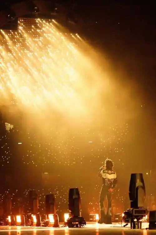 舞台区域,通过灯光的颜色和亮度调整,可以增强歌曲的感染力,面光灯