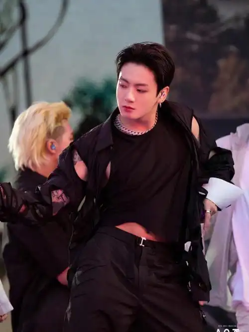 p1的话放大看纹身放大看腹肌田国真的好港#防弹少年团  #bts  #田柾国