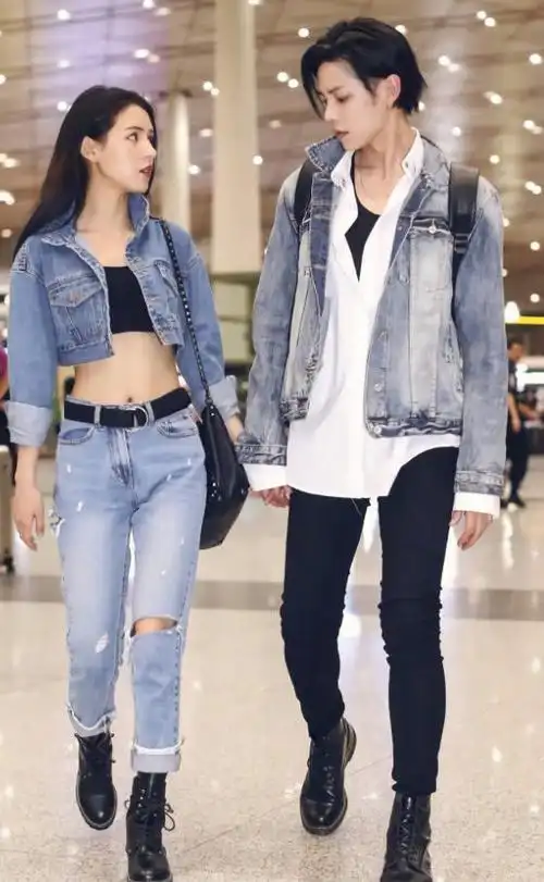 张予曦与男友现身机场,玩起"你衣我裤"的牛仔情侣风,甜炸