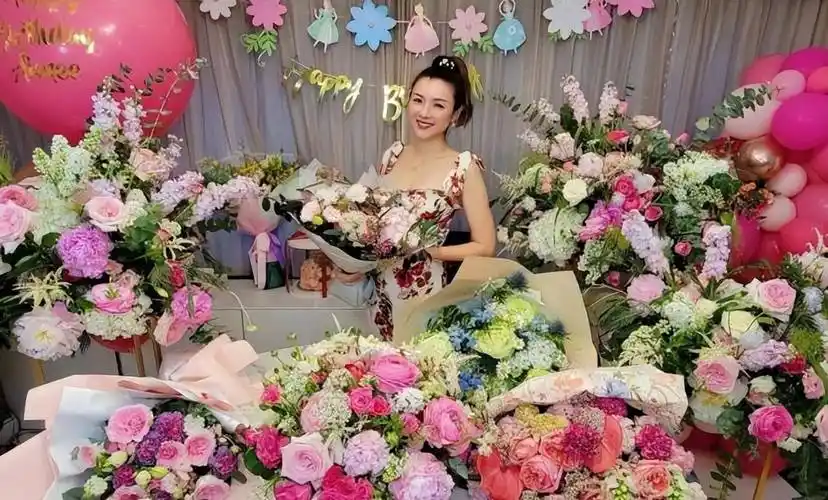 原创陈茵媺豪宅内庆生穿紧身裙彻底放开秀身材这曲线陈豪真有福气