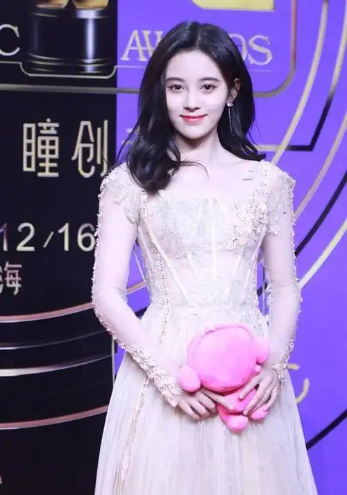 鞠婧祎美的太过分,穿公主风裙子太高级,气场温柔显娇嫩_网易订阅