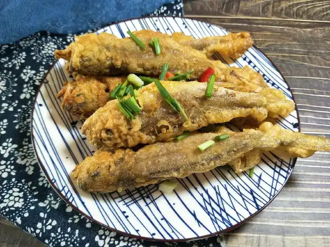 炸小鱼时直接挂面糊是外行教你好吃做法小鱼酥脆好吃