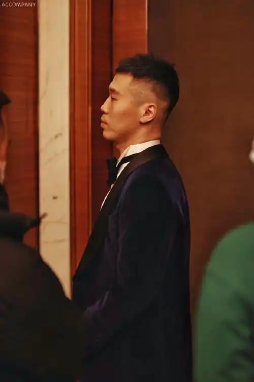 杨九郎超话95#杨九郎搜狐时尚盛典#裁剪的端正西装和你眼角到发尾的