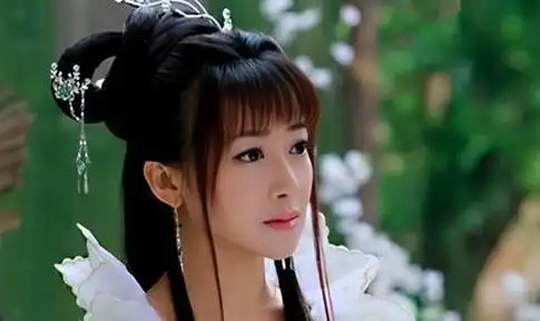 陈紫函越老越富态,穿紫色抹胸裙衬出"奶白肌",珠圆玉润太美了