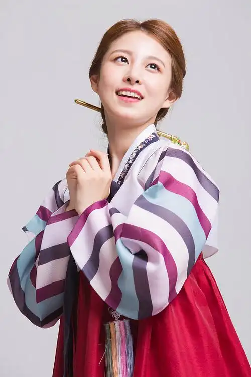 穿着韩服的女人图片