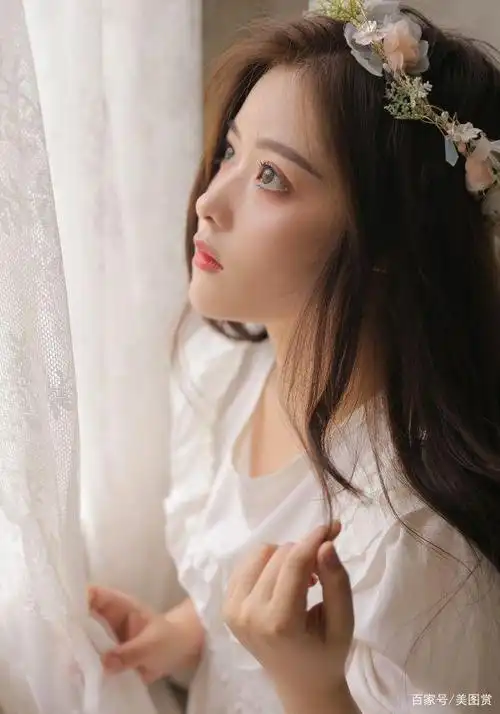 【美图赏】来一组甜美可爱的大眼睛长发女生居家写真