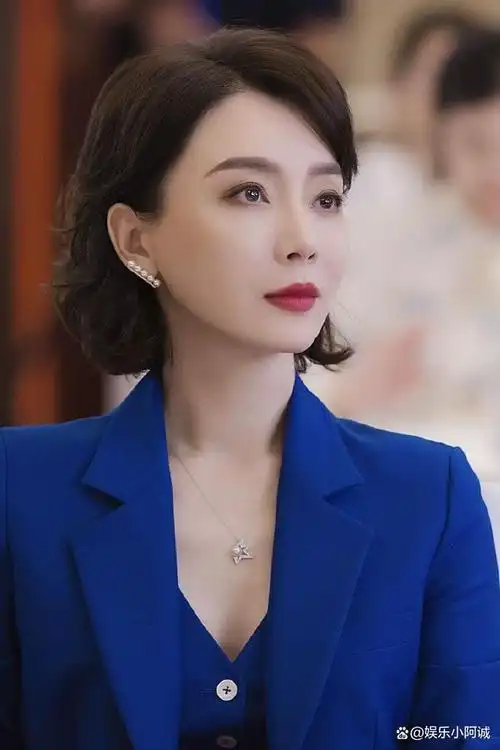 在社交媒体上,她经常分享自己美丽的照片,每一张都令人惊艳,粉丝们总